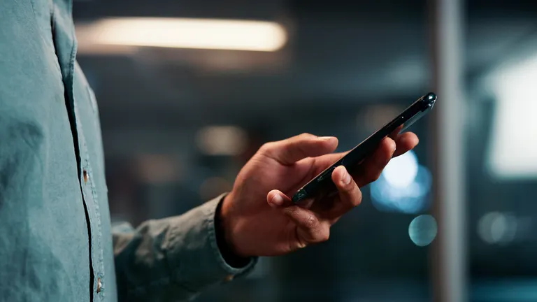 Om de afaceri, mâini și telefon în birou pe timp de noapte pentru contul de tranzacționare online, verificarea prețului acțiunilor sau cercetarea stocurilor. Comerciant, closeup și smartphone